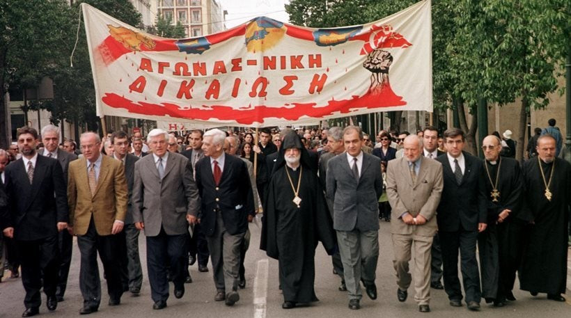 Τη σύλληψη όσων έκαψαν την τουρκική σημαία, στην πορεία των Αρμενίων στην Αθήνα ζητά η Άγκυρα